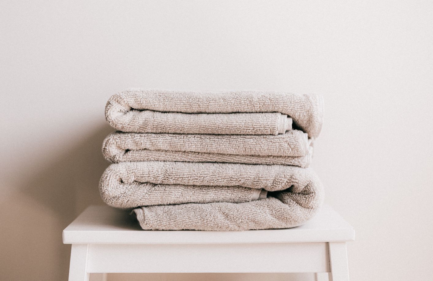 hotel-towels-folded-on-chair